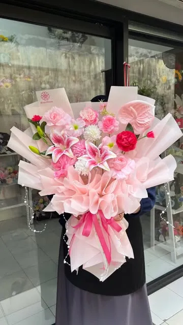 Buket lily pink besar dari Rona Bloom