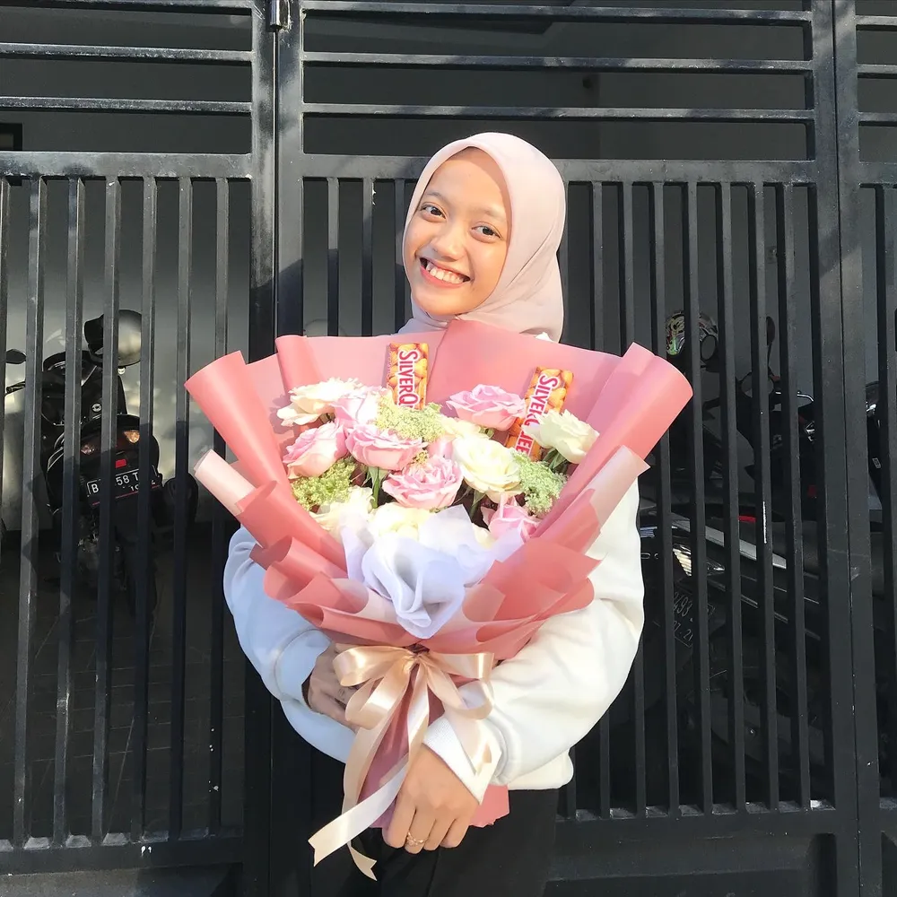 Pelanggan Rona Bloom dengan buket bunga pink
