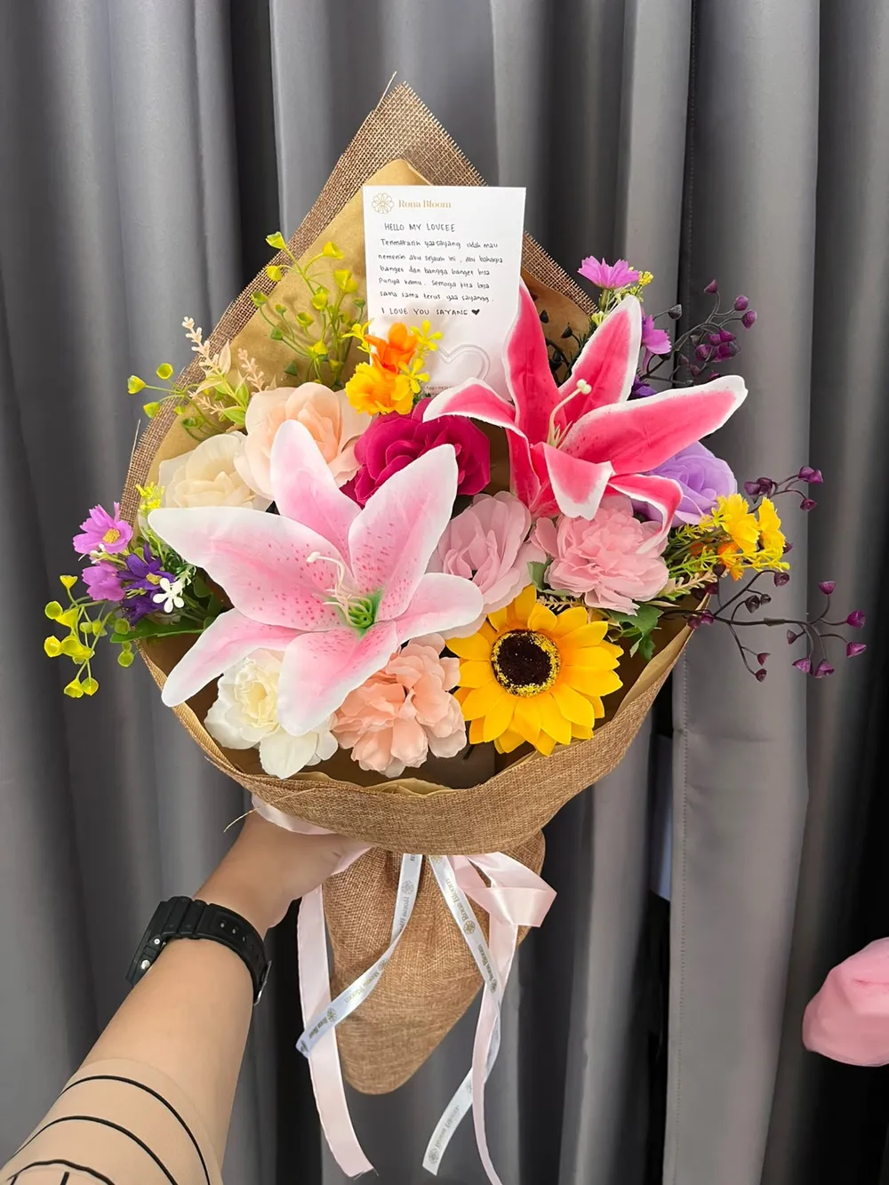 Buket lily, mawar dan bunga matahari