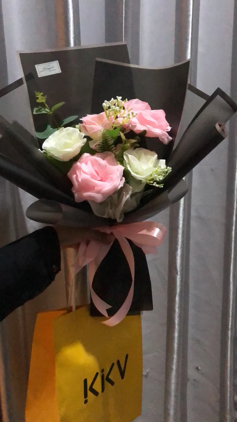 Buket mawar pink dengan wrapping hitam