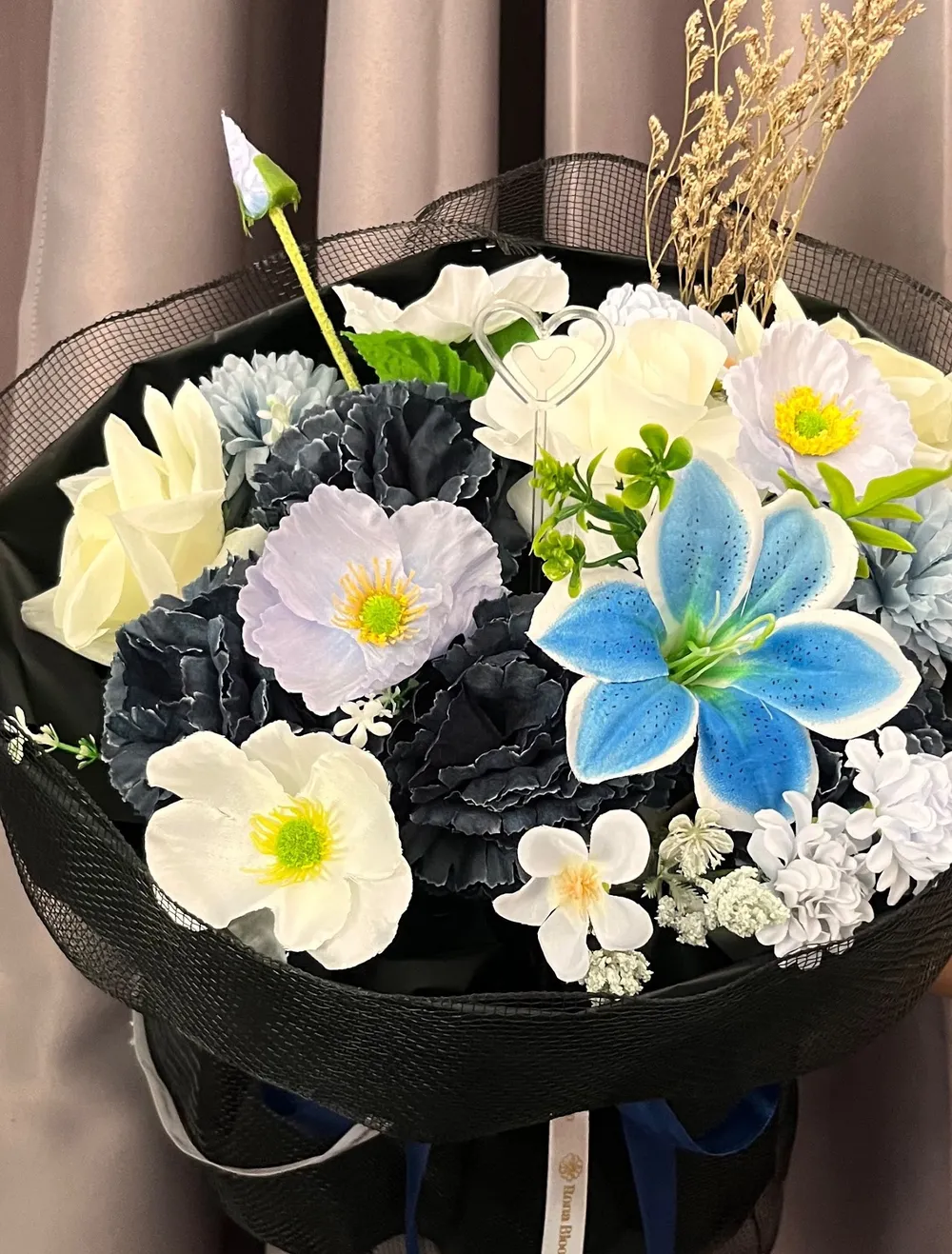Buket bunga putih dan biru dengan wrapping hitam